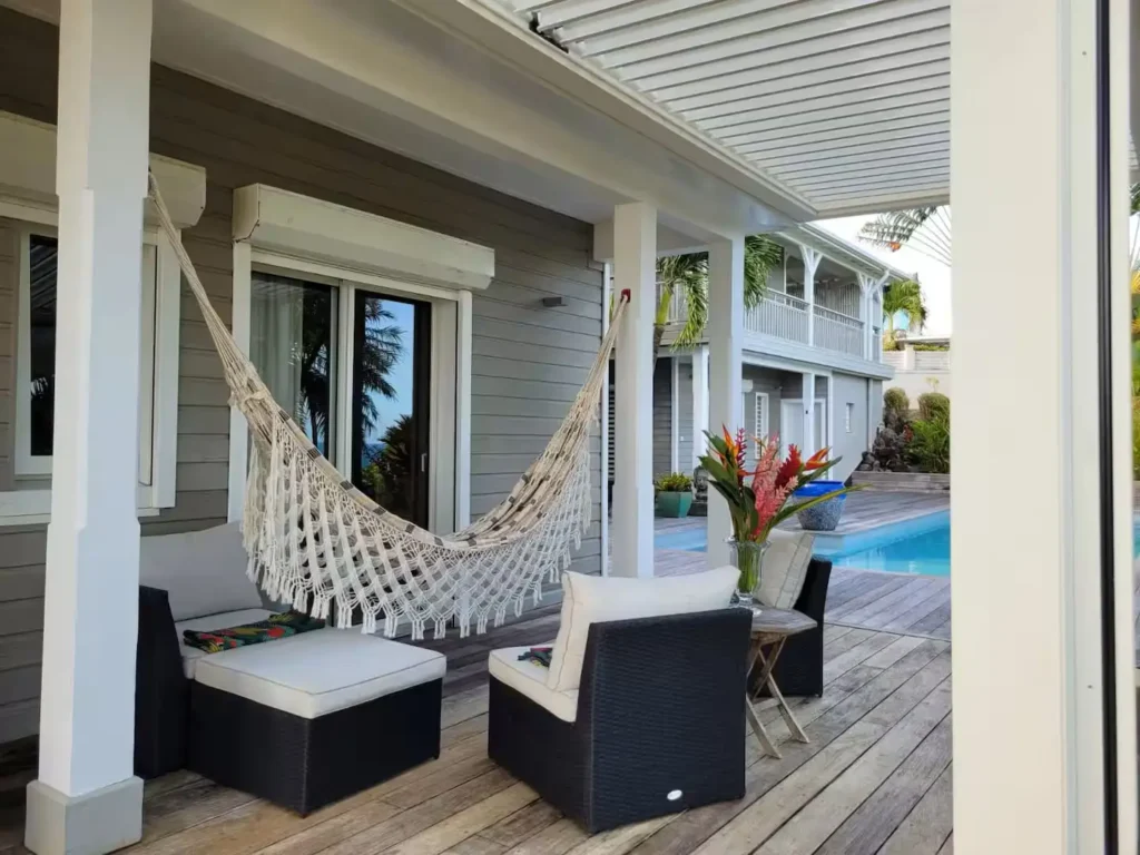 Salon extérieur avec hamac face à la mer Habitation Tara Capesterre Belle-Eau Guadeloupe