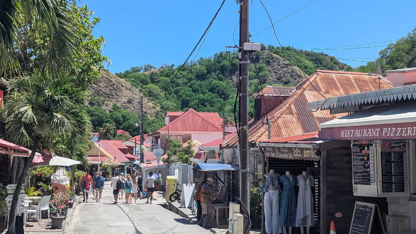 Une rue animée à Terre de Haut avec Sun Boat excursions à Deshaies Guadeloupe