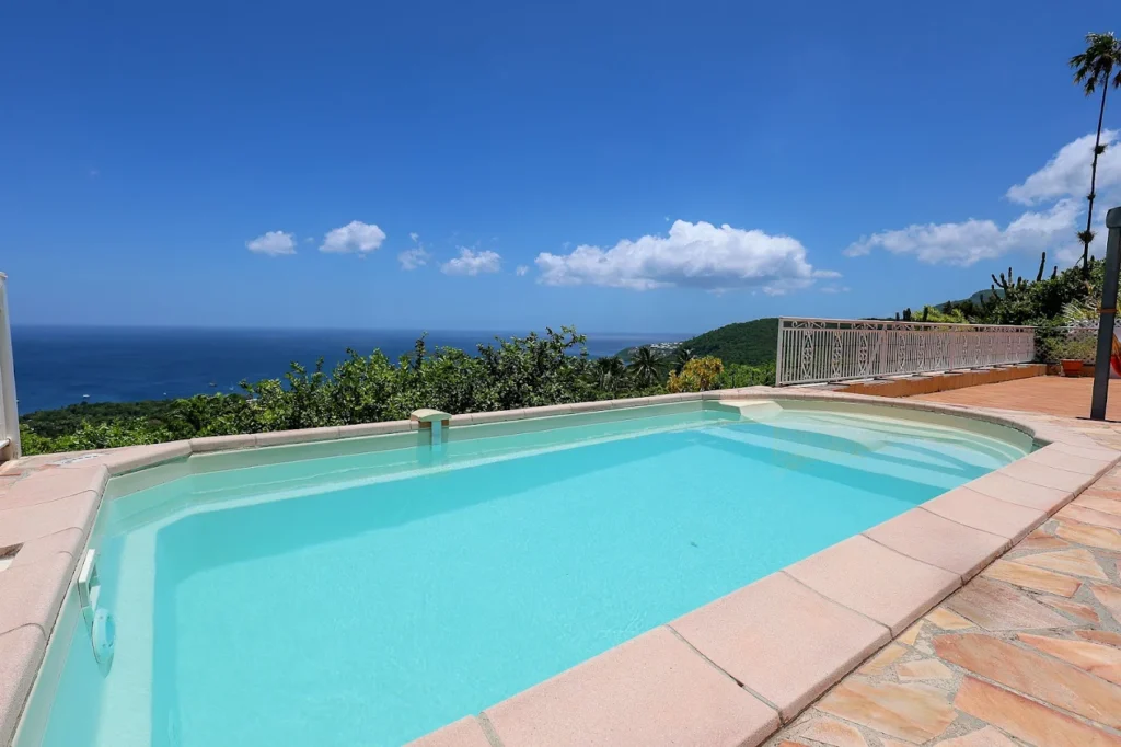 Vue sur l'horizon depuis la piscine Habitation Caféière à Bouillante Guadeloupe