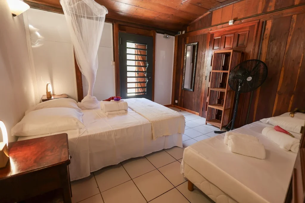 L'une des 4 chambres spacieuses Habitation Caféière à Bouillante Guadeloupe