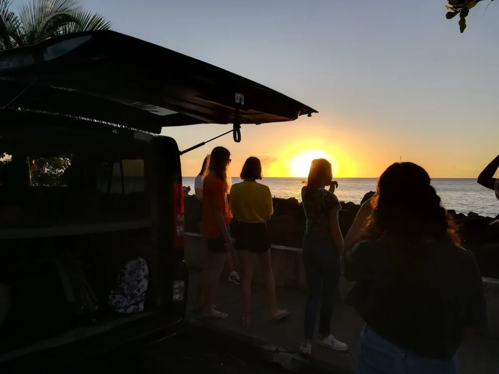 Coucher de soleil et Minibus Kio Tours Excursions Guadeloupe