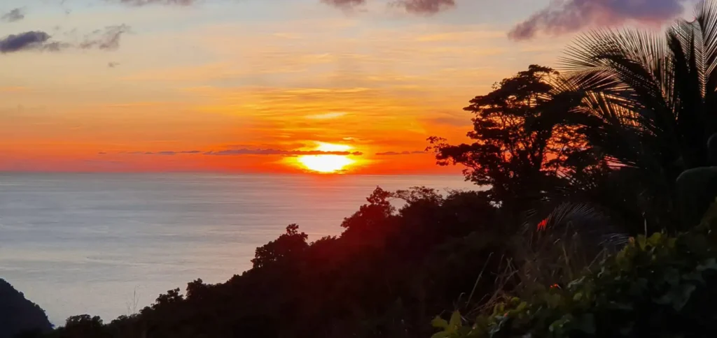 Coucher de soleil sur Pointe-Noire depuis Lodge Tarrazu Beauséjour Guest House Guadeloupe