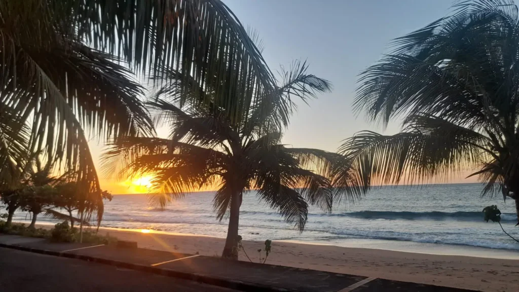 Coucher de soleil sur la plage depuis La Kaz a Ketty Deshaies guadeloupe