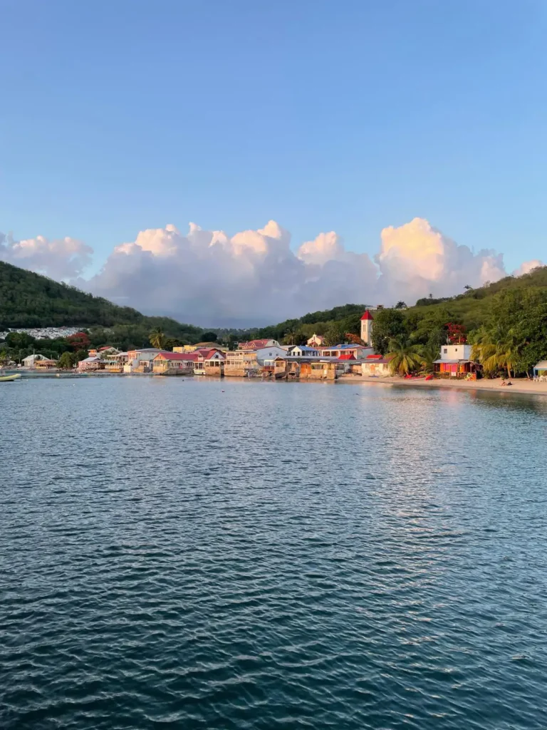 Deshaies vue depuis la marina Kio Tours Excursions en Guadeloupe (17)