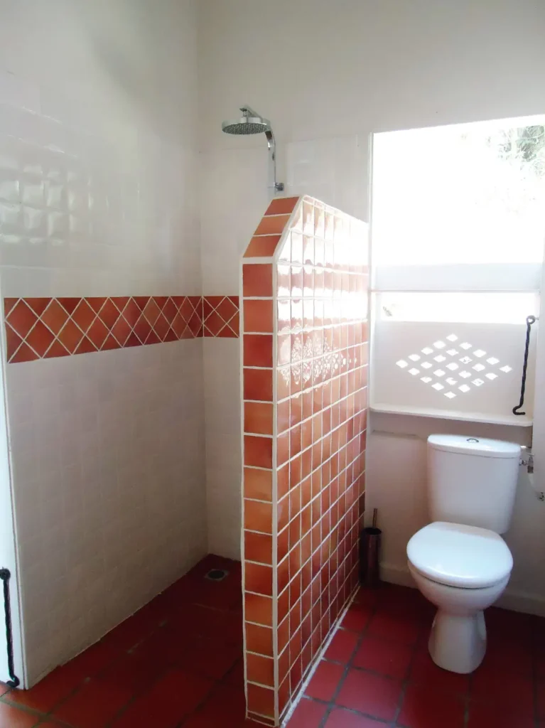 Douche et toilettes de la Lodge Tarrazu Beauséjour Guest House à Pointe-Noire Guadeloupe