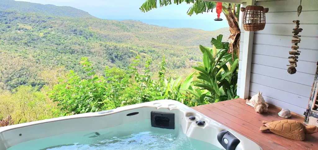 Jacuzzi et vue sur la mer Lodge Tarrazu Beauséjour Guest House à Pointe-Noire Guadeloupe
