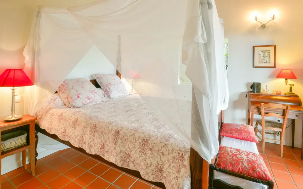 La chambre avec lit King Size de Lodge Arabica Beauséjour Guest House à Pointe-Noire Guadeloupe
