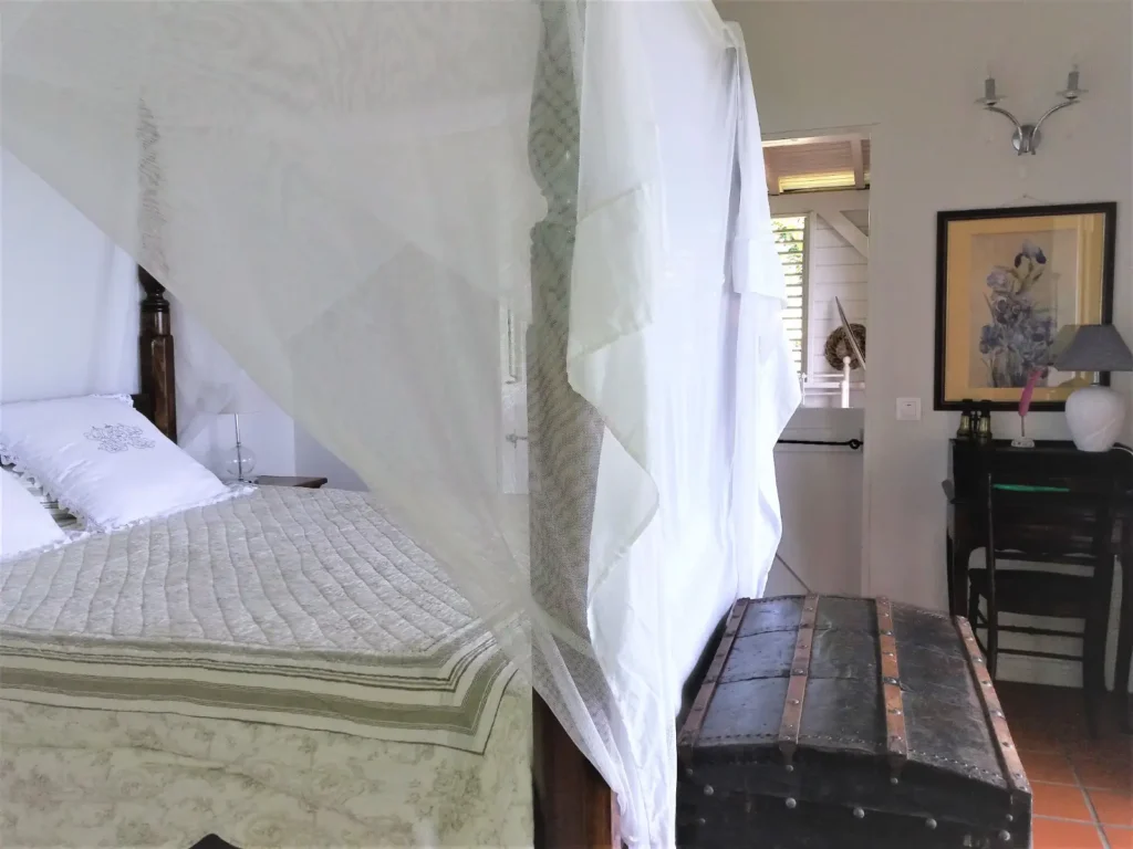 La chambre climatisée avec moustiquaire de la Lodge Blue Mountain Beauséjour Guest House à Pointe-Noire Guadeloupe