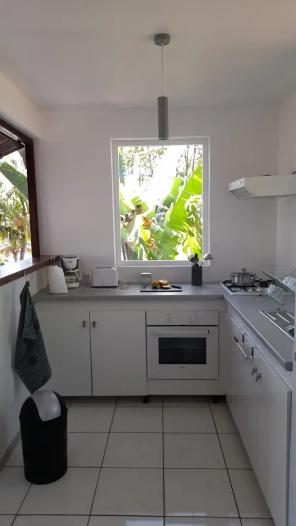 La cuisine entièrement quipée de La Kaz a Ketty Deshaies guadeloupe