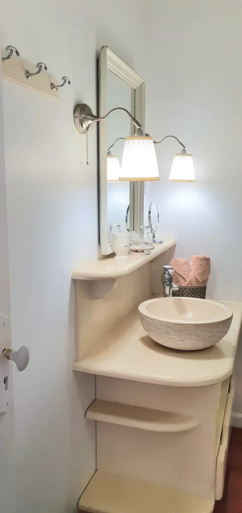La salle de bain de la Lodge Tarrazu Beauséjour Guest House à Pointe-Noire Guadeloupe