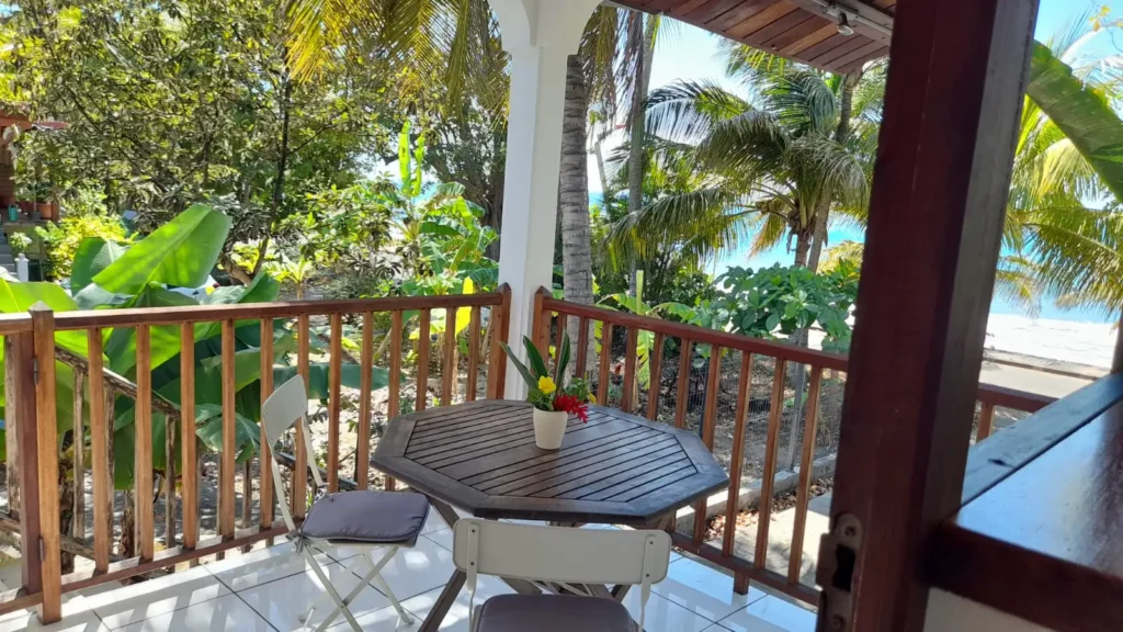 La terrasse face à la plage de Riflet La Kaz a Ketty Deshaies guadeloupe