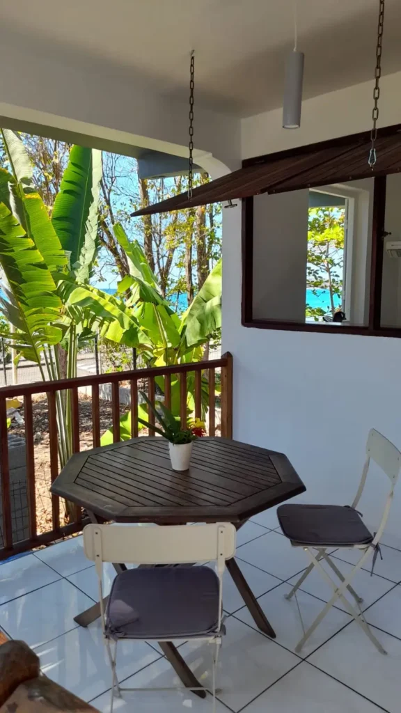 Le coin repas extérieur de La Kaz a Ketty Deshaies guadeloupe