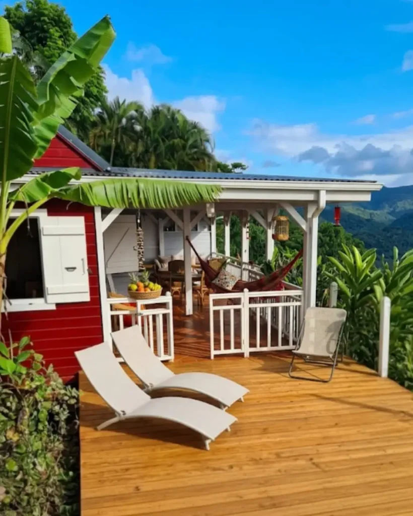 Le solarium face à la mer de la Lodge Arabica Beauséjour Guest House à Pointe-Noire Guadeloupe
