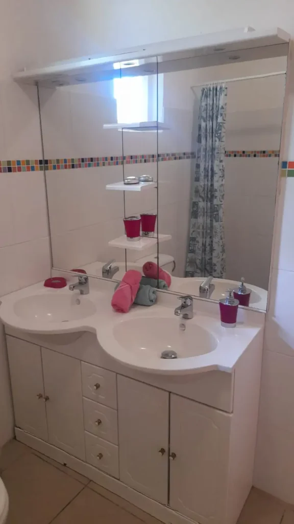 Les équipement de la salle de bain de La Kaz a Ketty Deshaies guadeloupe