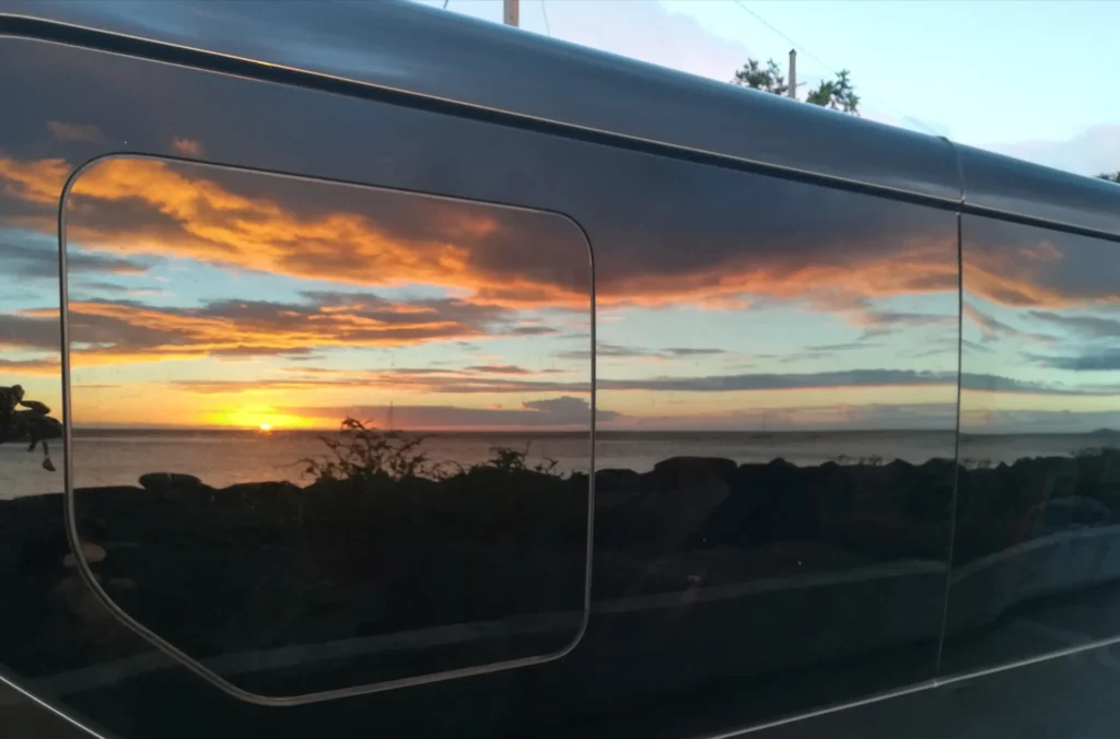 Reflet du coucher de soleil sur le Minibus Kio Tours Excursions Guadeloupe