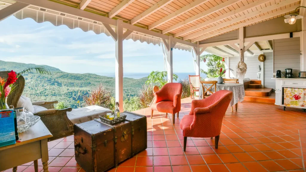 Terrasse avec vue panoramique de la Lodge Tarrazu Beauséjour Guest House à Pointe-Noire Guadeloupe