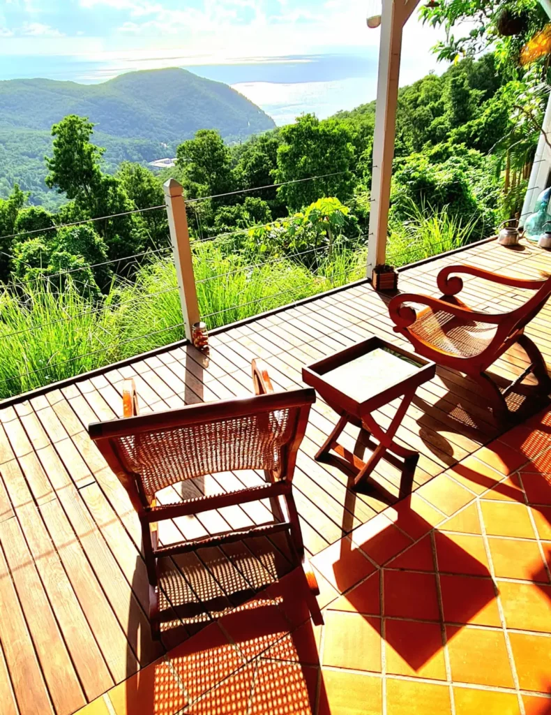 Terrasse face à la mer de la Lodge Blue Mountain Beauséjour Guest House à Pointe-Noire Guadeloupe