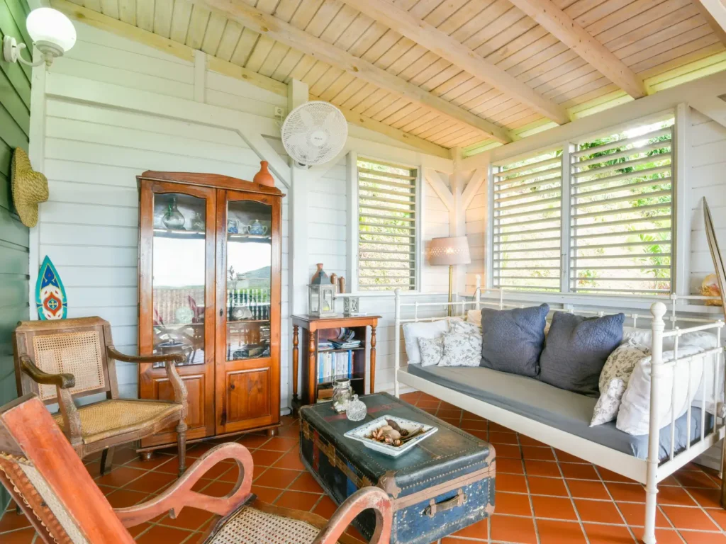 Un salon spacieux et confortable à Lodge Blue Mountain Beauséjour Guest House à Pointe-Noire Guadeloupe