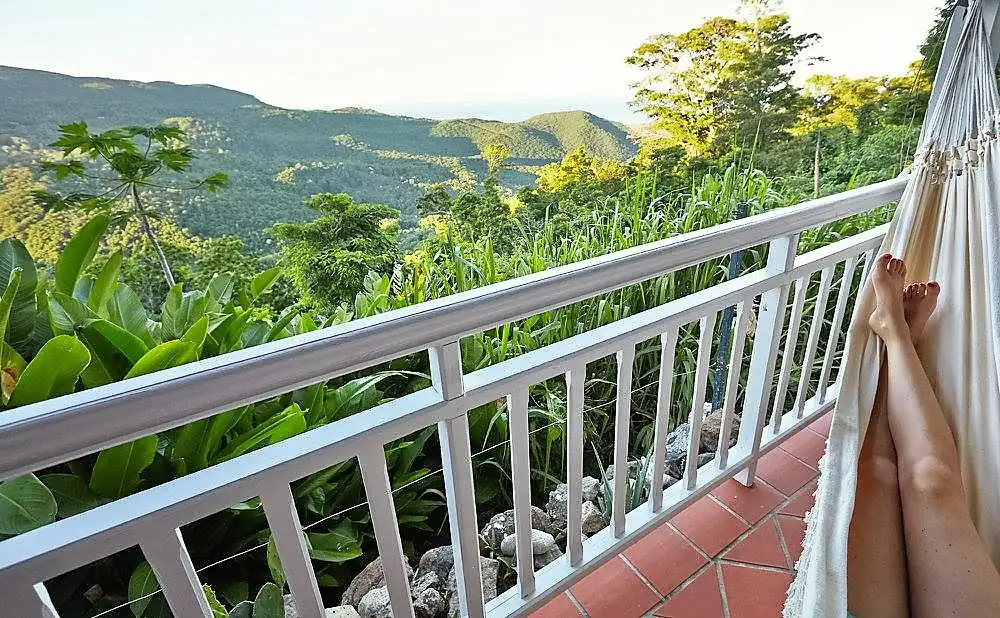 Une petite pause hamac sur la terrasse de la Lodge Arabica Beauséjour Guest House à Pointe-Noire Guadeloupe