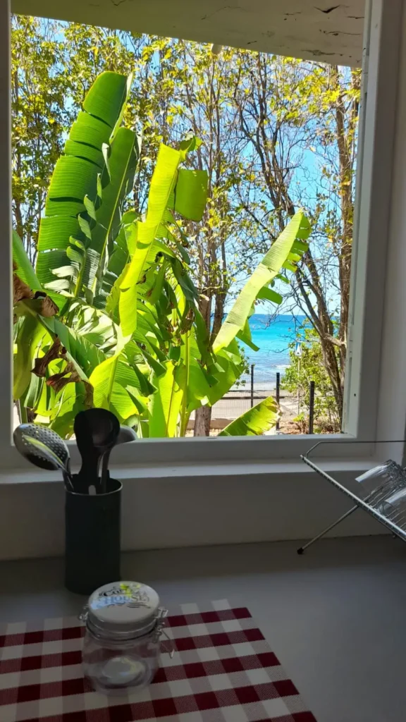 Vue sur la mer sepuis la fenêtre de la cuisine La Kaz a Ketty Deshaies guadeloupe