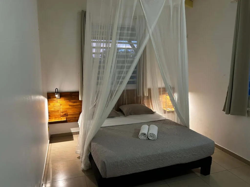 Chambre climatisée Bungalow Alamanda les Gîtes Couleur Caraïbes à Bouillante Guadeloupe