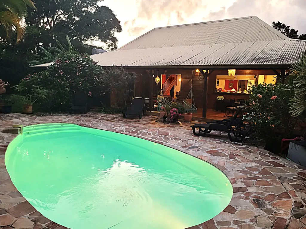 Eclairage de la piscine de Caribbean Ashanti Lodge Trois Rivières Guadeloupe