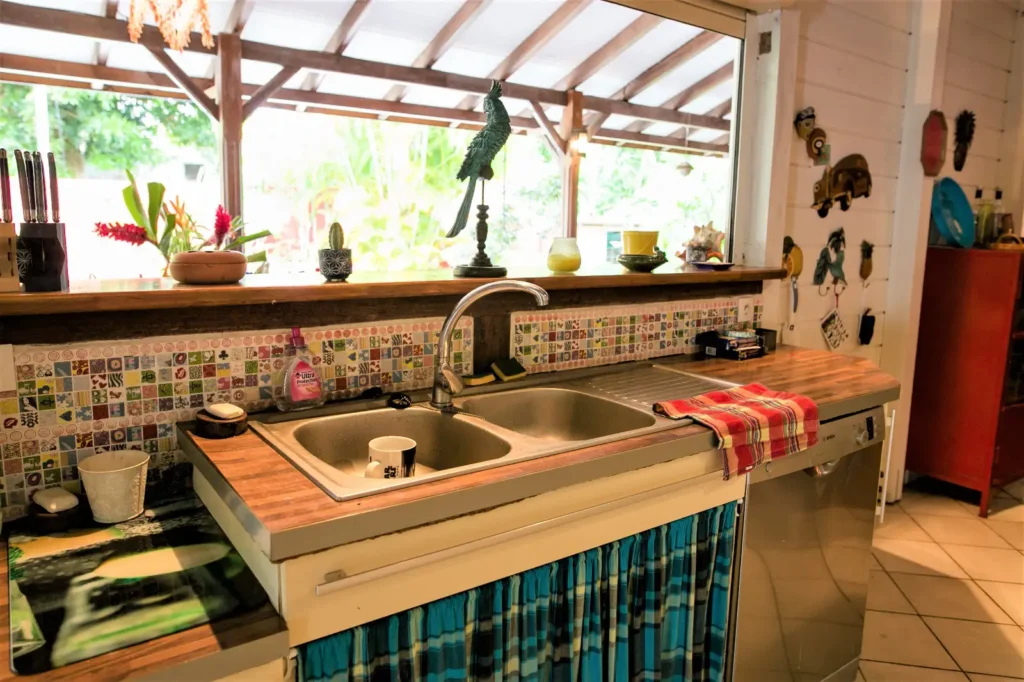Fenêtre passe-plat pour la cuisine Caribbean Ashanti Lodge Trois Rivières Guadeloupe