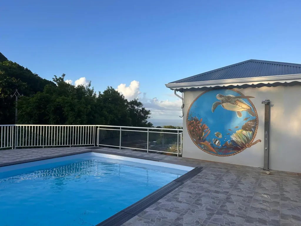 Grande piscine chaufée et vue sur la mer de Résidence Fleur de Café à Deshaies Guadeloupe