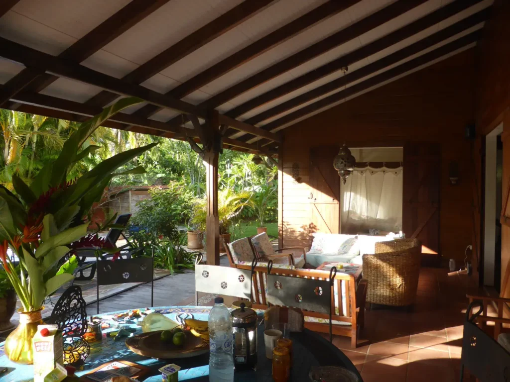 Grande terrasse ombragée chez Caribbean Ashanti Lodge Trois Rivières Guadeloupe