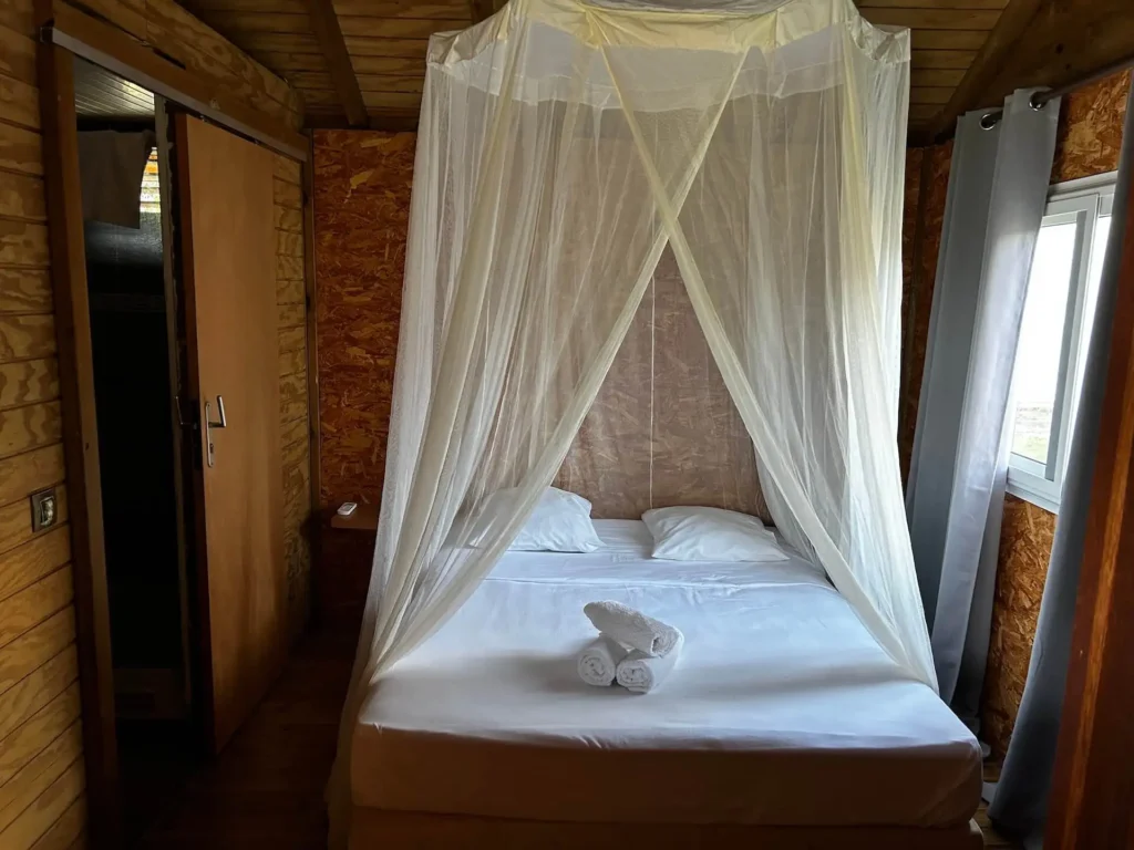 La chambre avec lit double et climatisation Bungalow Alpina Les Gîtes Couleur Caraïbes à Bouillante Guadeloupe
