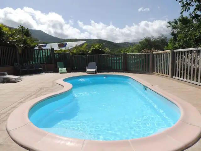La grande piscine des Gîtes Couleur Caraïbes à Bouillante Guadeloupe