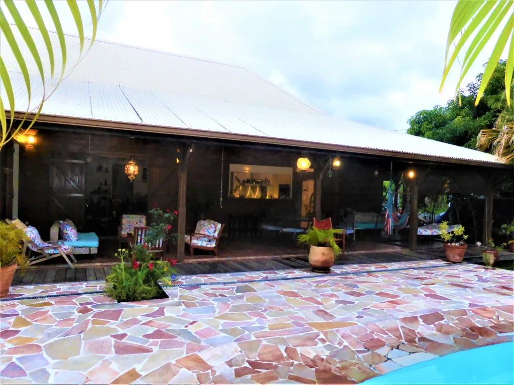 La grande terrasse de Caribbean Ashanti Lodge Trois Rivières Guadeloupe