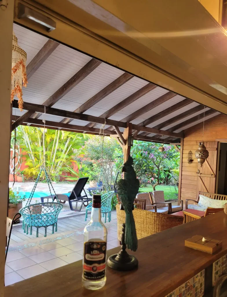 La terrasse et la piscine Caribbean Ashanti Lodge Trois Rivières Guadeloupe