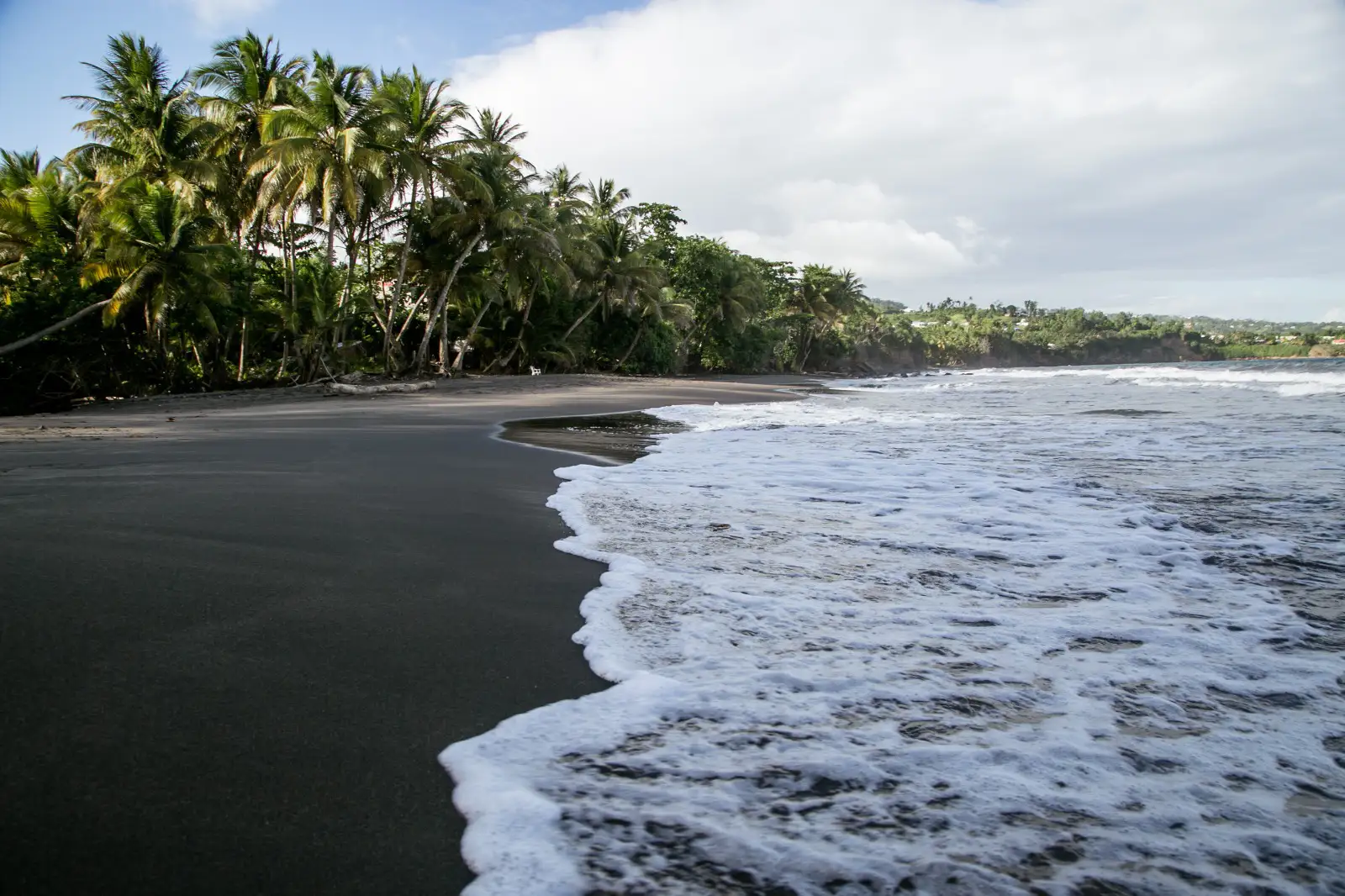 Le sable noir de la Plage de Grande Anse à Trois Rivières par Caribbean Ashanti Lodge Guadeloupe