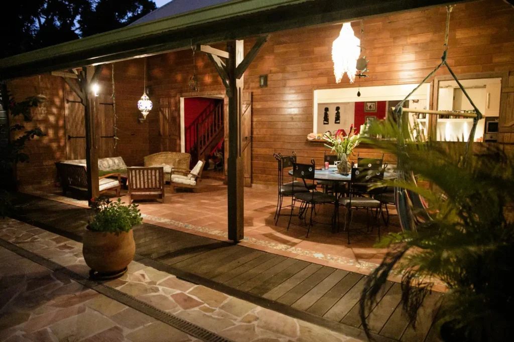 Le salon extérieur et le coin repas chez Caribbean Ashanti Lodge Trois Rivières Guadeloupe