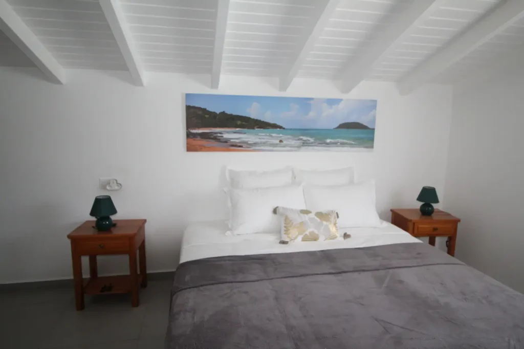 Lit King Size et climatisation Villa Marie Galante Résidence Fleur de Café Deshaies Guadeloupe