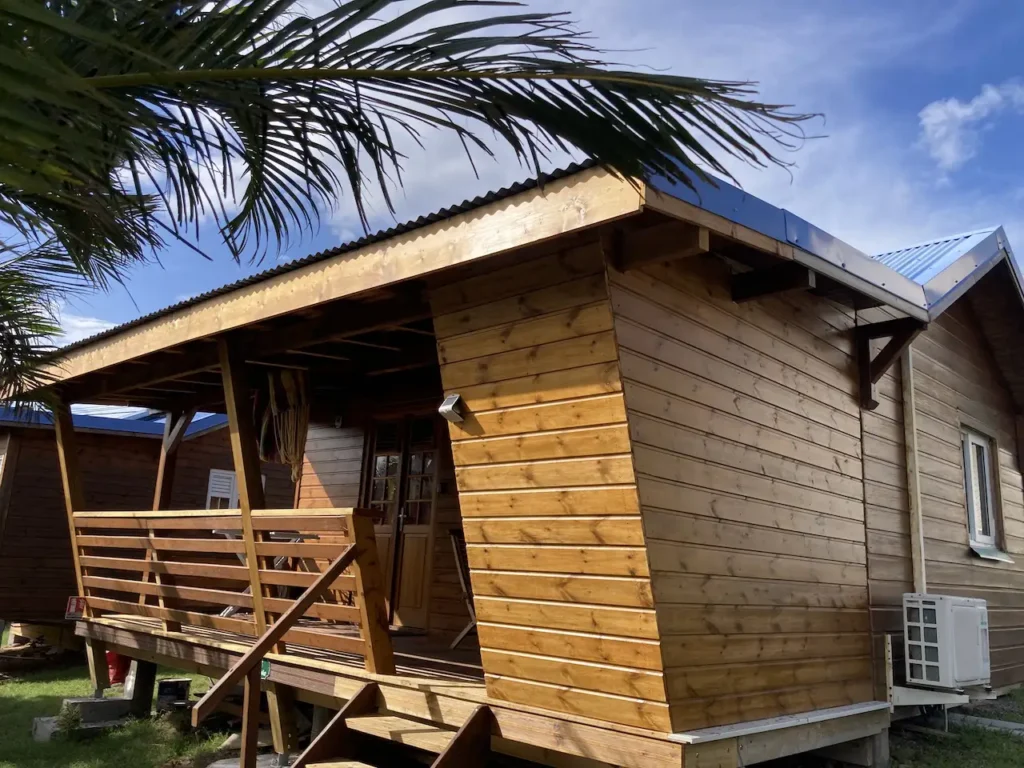 Vue extérieur des bungalows Les Gîtes Couleur Caraïbes à Bouillante Guadeloupe 1