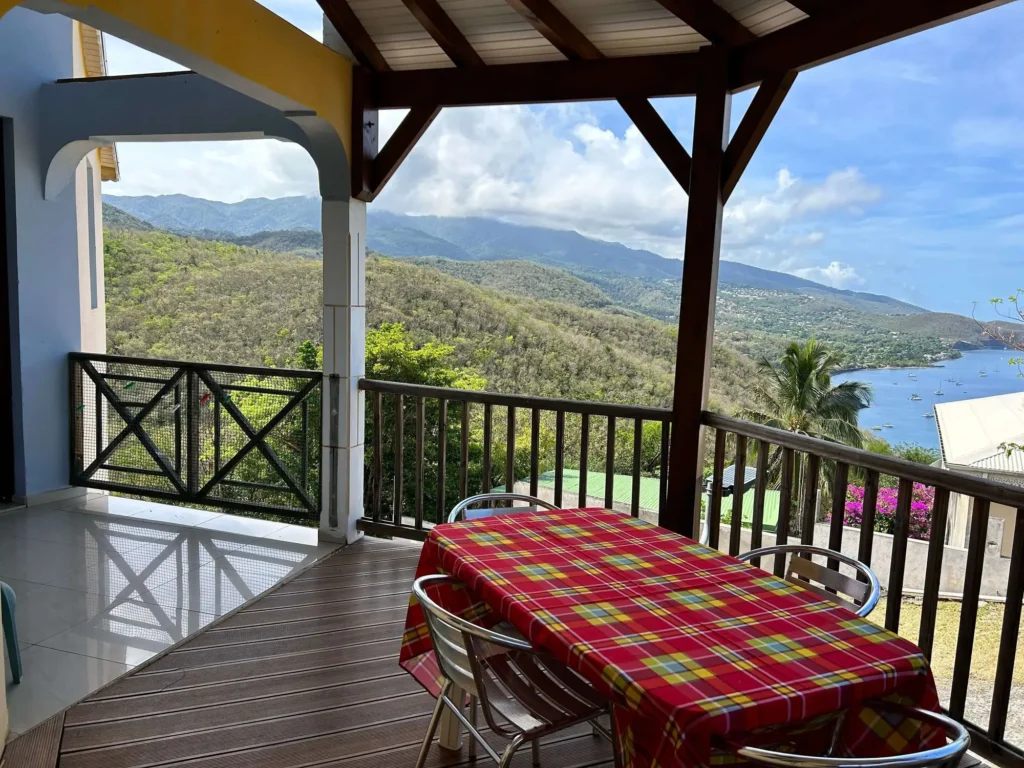 Vue sur Bouillante depuis la terrasse Bungalow Alamanda les Gîtes Couleur Caraïbes à Bouillante Guadeloupe