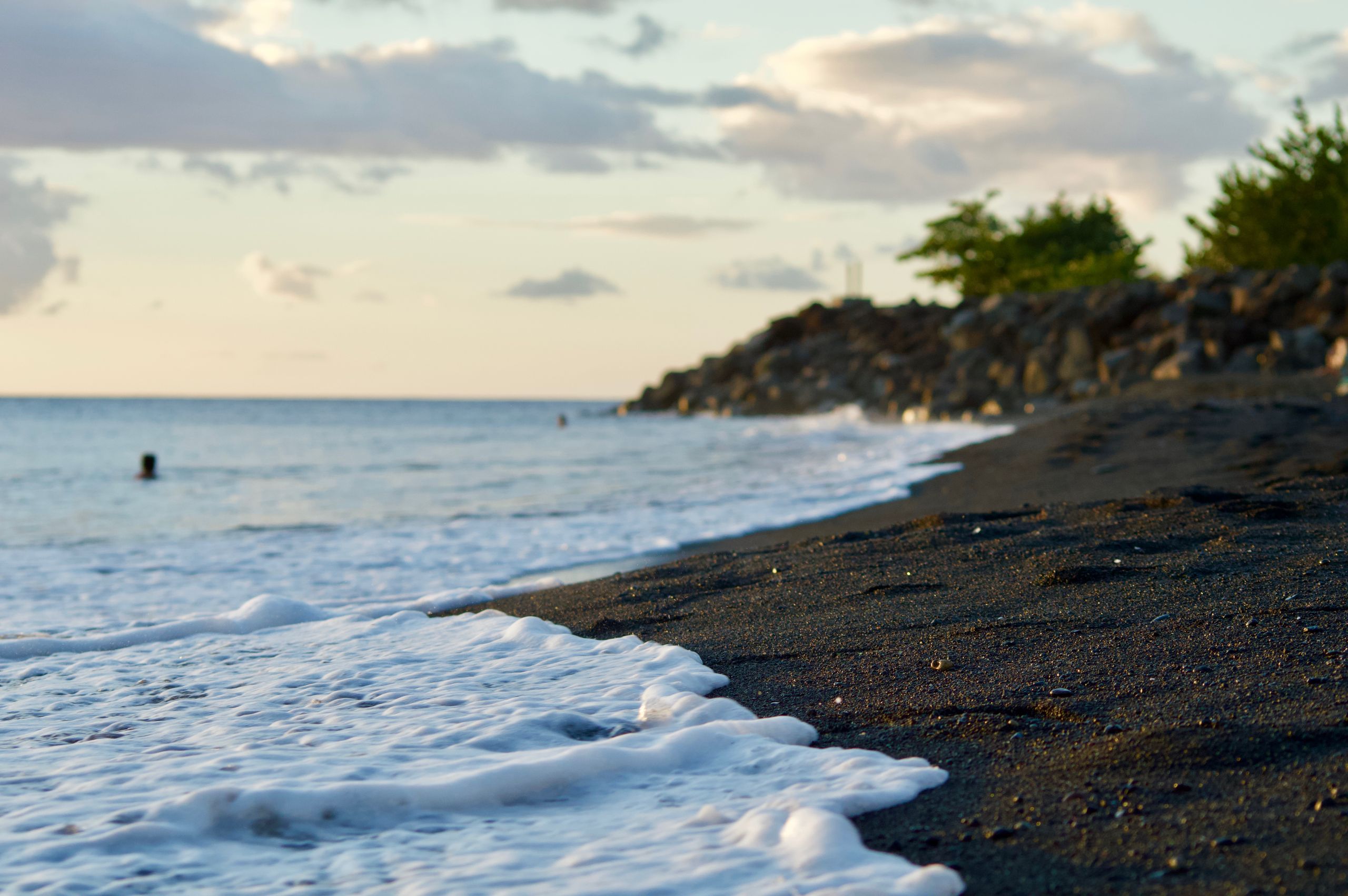 Plage de sable volcanique Guadeloupe