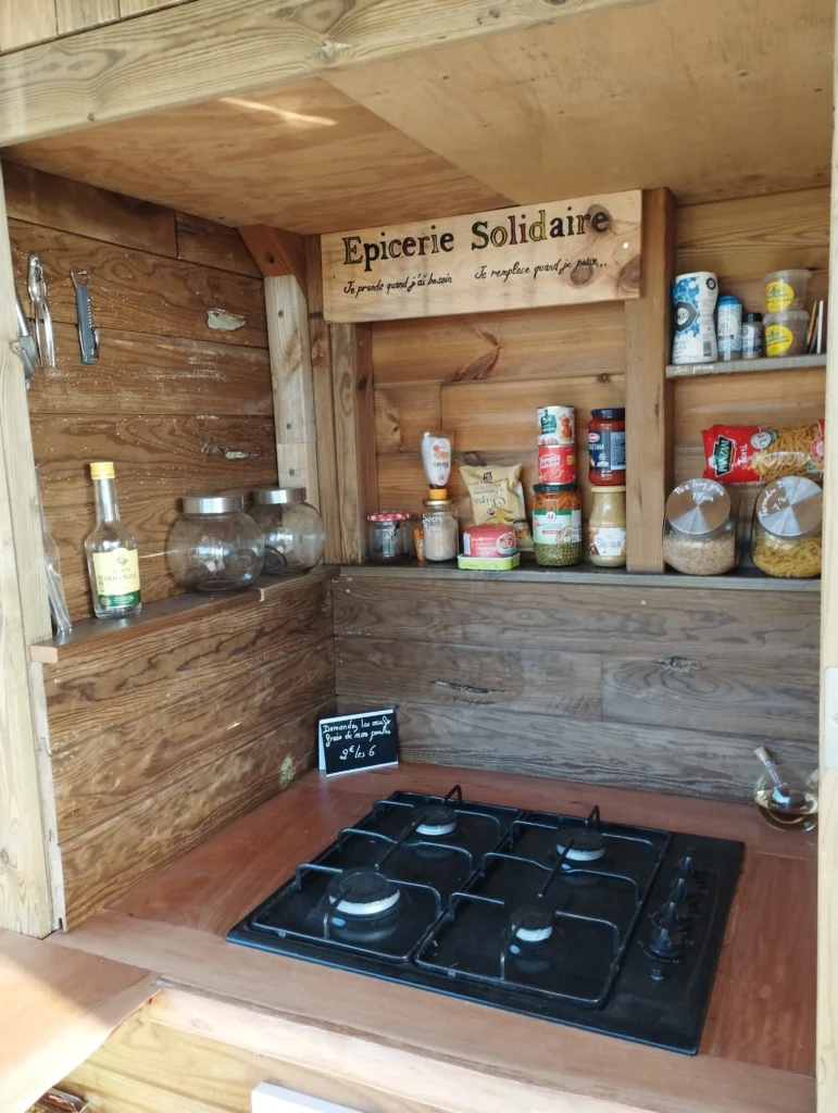 Coin cuisson extérieur et épicerie Les Gîtes Authentic Caraibe à Vieux Habitants Guadeloupe (1)