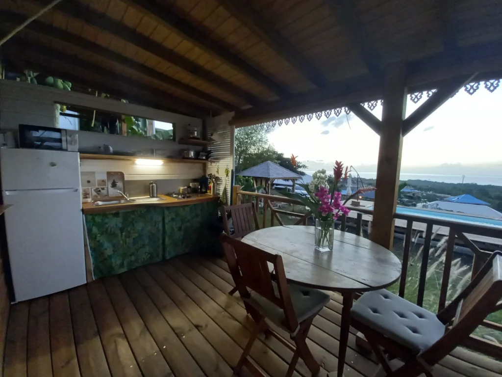 Kitchenette et coin repas extérieur Bungalow Alizés Les Gîtes Authentic Caraibe Vieux Habitants Guadeloupe