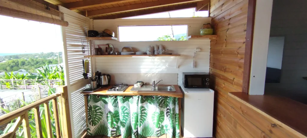 Kitchenette sous la terrasse Bungalow Ylang Authentic Caraibe à Vieux Habitants Guadeloupe