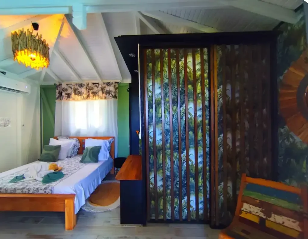 La chambre climatisée de Ti Kaz Kfé aux Gîtes Orchidays Deshaies Guadeloupe (10)