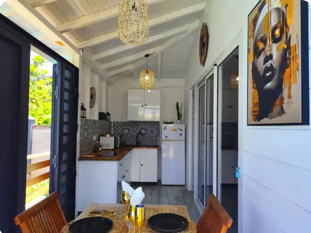 La kitchenette équipée Ti Kaz Kfé aux Gîtes Orchidays Deshaies Guadeloupe (18)