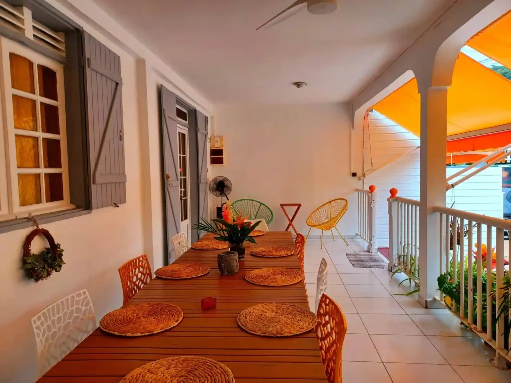 Le coin repas sur la terrasse Villa Vanille Gîtes Orchidays Deshaies Guadeloupe