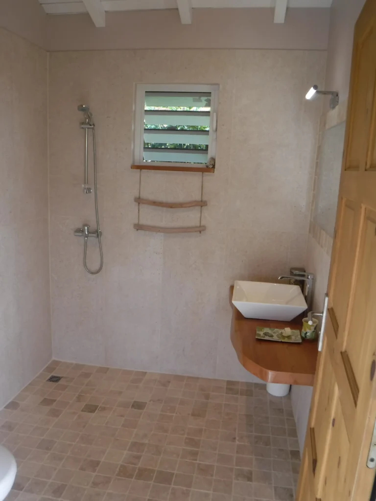 Salle de douche PMR Bungalow Hibiscus de Caraibe à Vieux Habitants Guadeloupe
