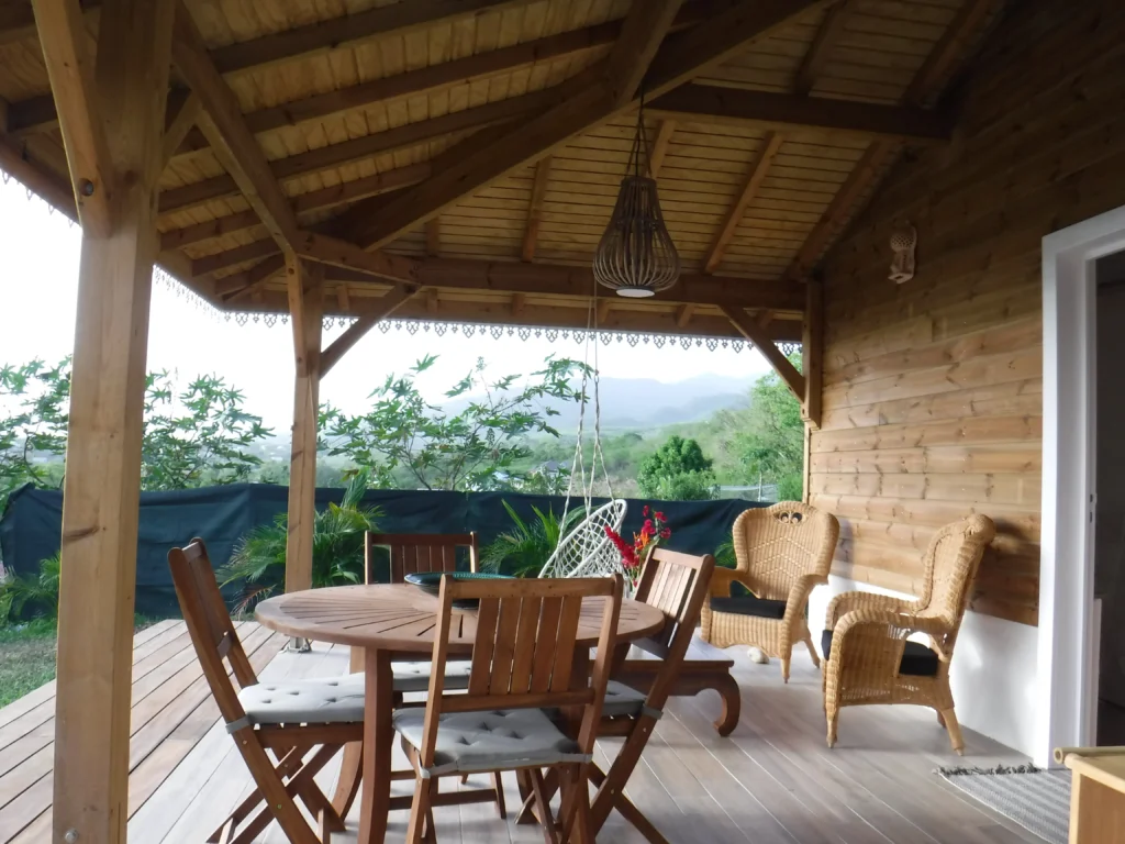 Terrasse couverte et coin repas Bungalow Hibiscus de Caraibe à Vieux Habitants Guadeloupe